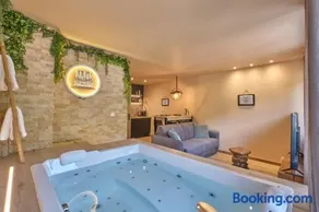 Scandinavian Suite - Private Spa and Sauna - Image 2