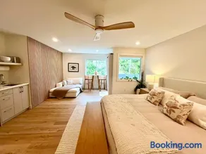 NEW Modern Oceanside Suite with King Bed, Water Views, Resort Pool & Hot Tub - Image 4