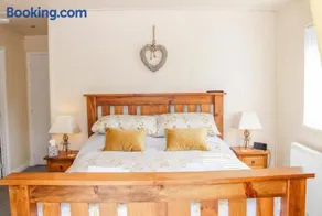Fabulous detached lodge with hot tub two nights minimum stay - Image 2