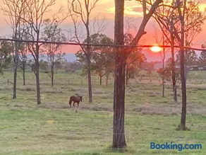 Clarendon Cottage, near Lowood , Fernvale, right on the BVRT - Image 5