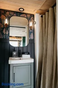 The Nest - Romantic Tiny Home with a Vintage Vibes, 10 mins to Winery - Image 3