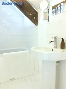 The Attic Apartment, Quay Street Studios Cardigan - Image 3