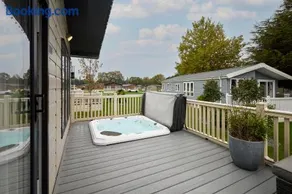 Primrose Lodge with Hot Tub - Image 2