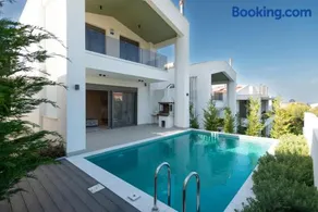 Villa Oasis Pool, 5 Min to Sea - Image 1
