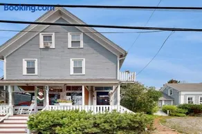 Charming, historic cottage with modern upgrades - stroll to dining & attractions - Image 1
