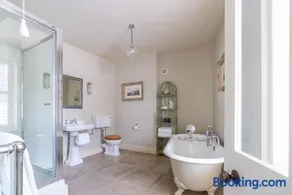 Historic 1601 Townhouse with Four Poster Bed & Garage Parking in Central Chichester for up to 8 Adults - Image 4