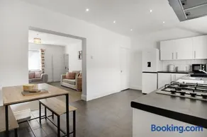Stylish 2BR House in Ashington by Stay With Us - Image 2