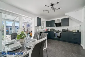 Spacious 5Bedroom Home with Garden & Parking Sleeps 11 Near Elizabeth Line - Image 3