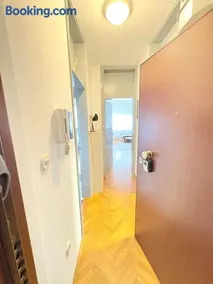 Franko's Cozy Apartment with garage - Image 3
