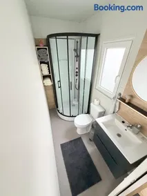 Modern designer apartment with a private terrace - Image 4
