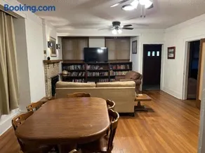 House with private park in central location - Image 2