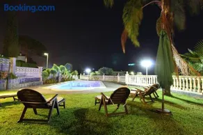 Basketball court, pool, BBQ, gardens, seaviews - Image 4