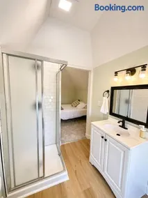 Sleeps 10 4BR Home Perfect for Groups and Families - Image 1