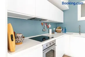 Sea view apartment with private garden - Image 3