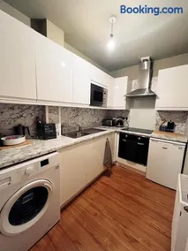 Central Designer Flat by Castle - Image 2