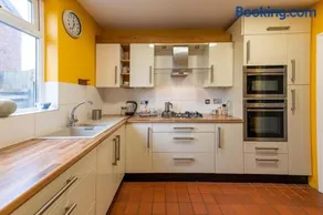 Spacious 4 bed home to sleep 9, parking for 4 cars - Image 3