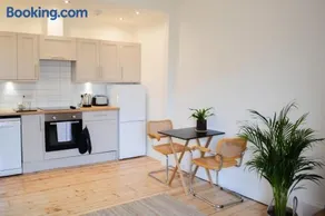 Contemporary 1 Bedroom Edinburgh Flat - Image 1