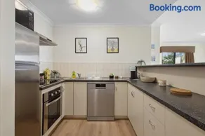 Vibrant Apartment in Northbridge - Image 4