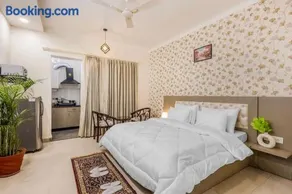 Eco-chic haven in Gurgaon with balcony - Image 1