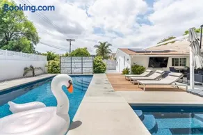 New luxury entertaining house with Pool Spa Sauna Tesla charger Pets - Image 2