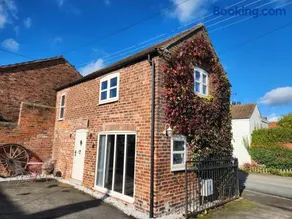 The Old Cart Shed - Image 1