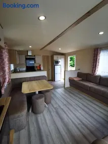 Willows Lodge with self contained garden - Image 4