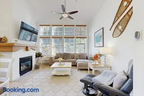 Relaxing mountain-view condo with shared hot tub pool & more-walk to ski lifts - Image 1