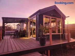 Cozy Covelo Tiny Home - Hot Tub & Oaks - Image 1