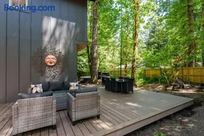 2 Homes in 1 2 Hot Tubs, Creekside Deck, Upscale - Image 1