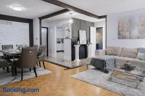 Luxury 3BR Near Pearson Airport Free Parking - Image 2