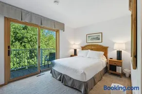 Relaxing Busy Bee C-7 by Simple Life Rentals - Image 3