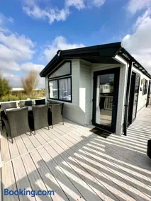Seascape Horizon Dog Friendly 2 Bed 6 Berth Decked Villa with Parking at Camber Sands Parkdean Holiday - Image 3