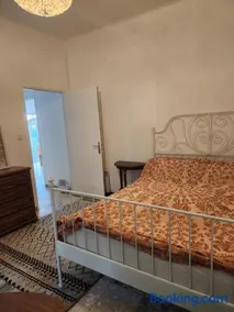 Charme et piscine dans le Gard salon et deux chambres - Image 4