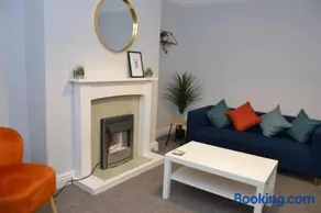 Salisbury - New 3br home, wifi, parking, sleeps 6, near Liverpool city centre - Image 4