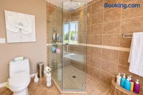 3BR Stylish Home Premium Kitchen & Bright Spaces - Image 5
