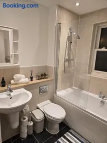 Cosy 3 Bedroom in Colchester, Stylish Stay for All - Image 1