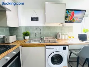 Stylish 2-Bed Flat in Cardiff - Image 3