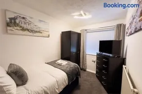 Immaculate 5 Bedroom House - Image 1