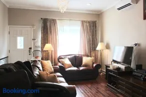 South Philly 3BR Townhome with Private Patio - Image 2