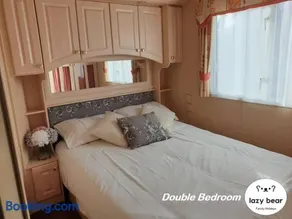Charming 3-Bed Holiday Home in Poole Rockley Park - Image 2