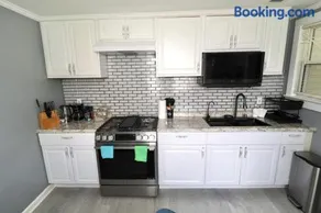Peaceful Upstairs Room Near BWI Airport - Image 1