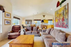 Light & bright family home with shared hot tub pool & more - Image 3