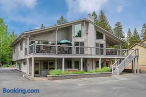 NEW LISTING Riverfront Retreat Peaceful Luxury on the Deschutes River - Image 1