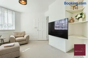 Teddington One Bedroom Flat Parking - Image 2