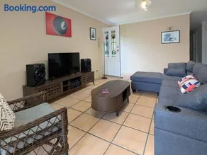 New Farm Escape Three Bedroom Home Free Parking - Image 2