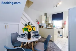 Bright 2-bed cottage in Chester by 53 Degrees Property, ideal for Couples & Small groups, City Centre - Sleeps 6 - Image 5