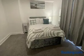 2 Bed House - Sleeps 4 - Garden - Parking - Wifi - Image 1