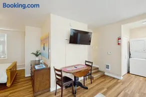 Cozy dog-friendly studio fast WIFI AC and in-unit washer & dryer - Image 2