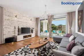 Luxury apartment Hyperion with private pool and garden - Image 2
