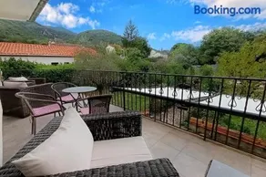 4-sided house, sleeps 10 with swimming pool and sauna - Image 1
